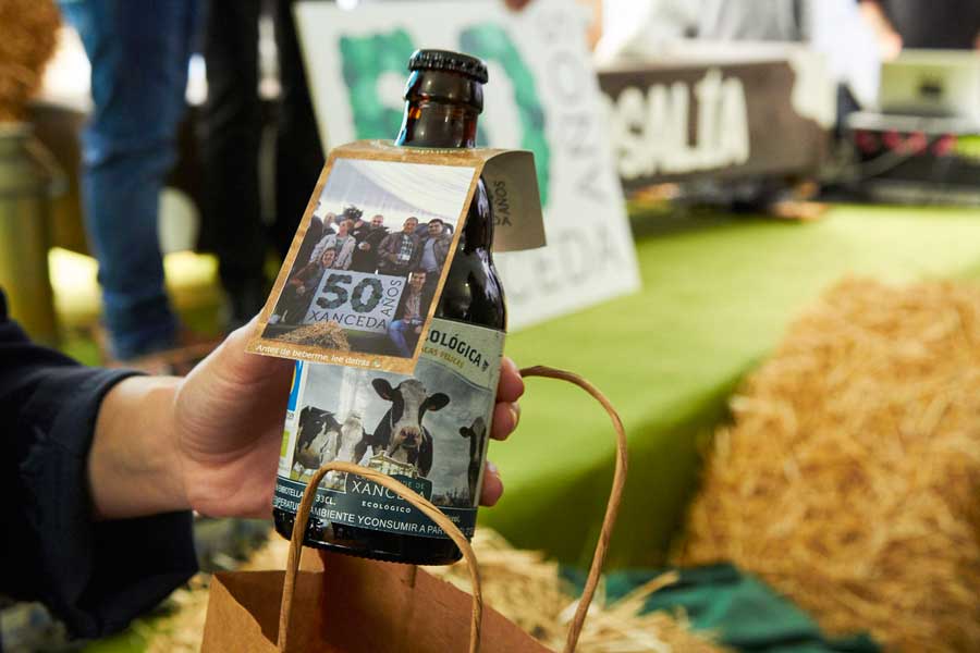 Cerveza de Leche ecológica con una foto personalizada como regalo del 50 Aniversario de Casa Grande de Xanceda 
